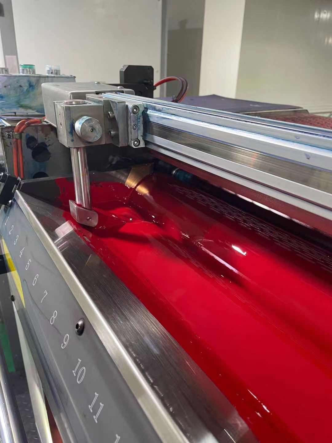 Dispositivo de mezcla de tinta automática para prensa de impresión de metal