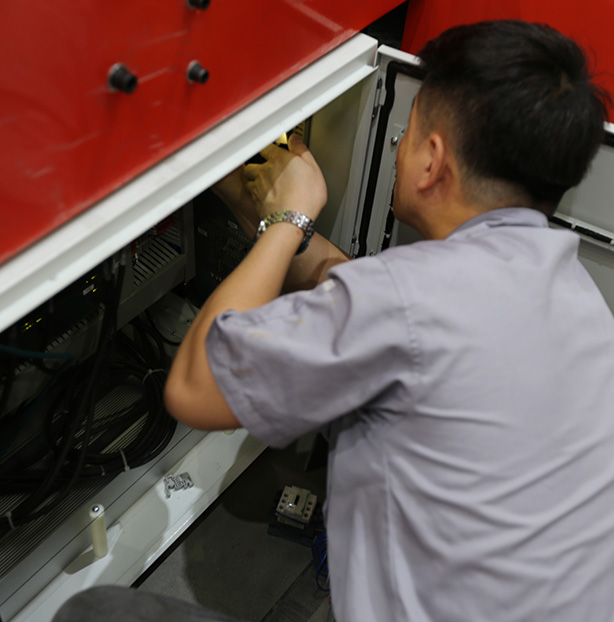 Reparación y mantenimiento de la máquina de decoración de metal